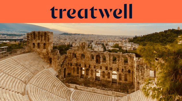 Το Ωδείο Ηρώδου του Αττικού, ένα αρχαίο πέτρινο αμφιθέατρο στους πρόποδες της Ακρόπολης στην Αθήνα, με τη σύγχρονη πόλη να εκτείνεται στο βάθος κάτω από τον χρυσό ουρανό του δειλινού. Ένα κοραλί-πορτοκαλί banner με το λογότυπο της Treatwell βρίσκεται πάνω από την εικόνα.