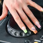 Έ&nu;&alpha; &chi;έ&rho;&iota; &mu;&epsilon; &tau;&omicron; electric mani &alpha;&kappa;&omicron;&upsilon;&mu;&pi;&iota;&sigma;&mu;έ&nu;&omicron; &sigma;&tau;&omicron; jog wheel &epsilon;&nu;ό&sigmaf; DJ player Pioneer, &mu;&epsilon; neon french tips &sigma;&epsilon; animal print &kappa;&alpha;&iota; &sigma;&pi;&iota;&rho;ά&lambda;