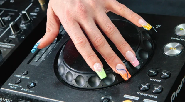 Έ&nu;&alpha; &chi;έ&rho;&iota; &mu;&epsilon; &tau;&omicron; electric mani &alpha;&kappa;&omicron;&upsilon;&mu;&pi;&iota;&sigma;&mu;έ&nu;&omicron; &sigma;&tau;&omicron; jog wheel &epsilon;&nu;ό&sigmaf; DJ player Pioneer, &mu;&epsilon; neon french tips &sigma;&epsilon; animal print &kappa;&alpha;&iota; &sigma;&pi;&iota;&rho;ά&lambda;