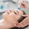 &Kappa;&omicron;&nu;&tau;&iota;&nu;ό &pi;&lambda;ά&nu;&omicron; &mu;&iota;&alpha;&sigmaf; &chi;&alpha;&lambda;&alpha;&rho;ή&sigmaf; &gamma;&upsilon;&nu;&alpha;ί&kappa;&alpha;&sigmaf; &mu;&epsilon; &kappa;&lambda;&epsilon;&iota;&sigma;&tau;ά &mu;ά&tau;&iota;&alpha; &kappa;&alpha;&tau;ά &tau;&eta; &delta;&iota;ά&rho;&kappa;&epsilon;&iota;&alpha; &mu;&iota;&alpha;&sigmaf; &theta;&epsilon;&rho;&alpha;&pi;&epsilon;ί&alpha;&sigmaf; HydraFacial &sigma;&epsilon; έ&nu;&alpha; ή&sigma;&upsilon;&chi;&omicron; &kappa;&alpha;&tau;ά&sigma;&tau;&eta;&mu;&alpha;