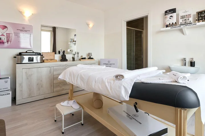 Χώρος περιποιήσεων στο Beauty Time στο Lanusei με κρεβάτι μασάζ και προϊόντα Germaine de Capuccini.